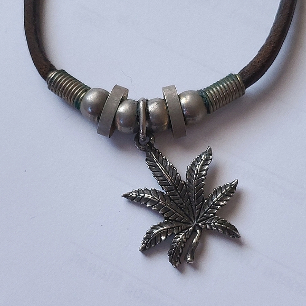 Unisex Vintage sugar leaf leather necklace
